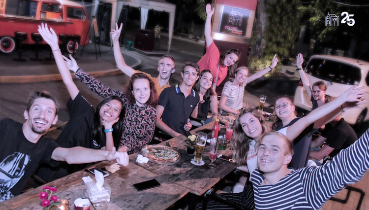The visitors enjoying their meal while hang out with their friend at Colors Pub and Restaurant Surabaya, on Saturday (14/3/2020). (PHOTO: Istimewa)