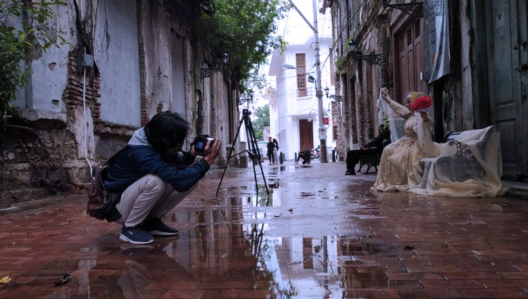 Fotografer melakukan pemotretan foto prewedding di salah satu sudut Kota Lama Semarang, Sabtu (14/3/2020). (FOTO: Mushonifin/TIMES Indonesia)