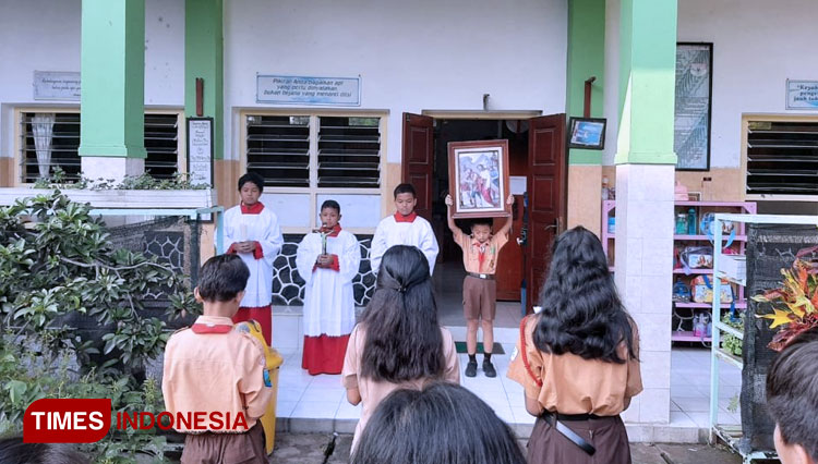 SDK Santa Maria 2 Malang melaksanakan kegiatan Jalan Salib pada Pra Paskah, Jumat (13/3). (FOTO: ajp.TIMES Indonesia)