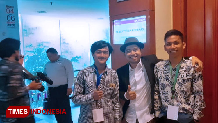 Foto bersama Ketua Kopma Unisma (kanan) bersama peserta seminar. (FOTO: AJP/TIMES Indonesia)