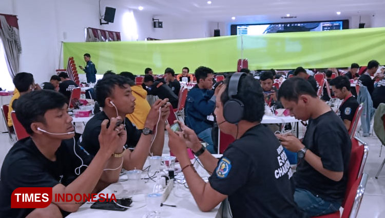 Gamers sedang serius bertanding PUBG dalam ajang Bontang smart festival 2020 (BSF) (Foto: Fajri/ TIMES Indonesia)