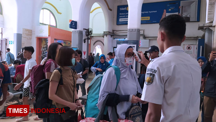 Petugas KAI melakukan cek kesehatan calon penumpang kereta di Stasiun Cirebon. (Foto: Dok. Times Indonesia)