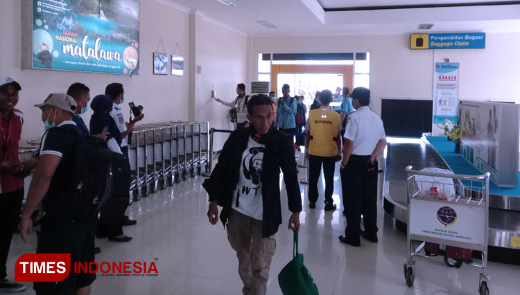 Kepala Bandara UMK Waingapu Pantau Pencegahan Covid-19 di Terminal Kedatangan