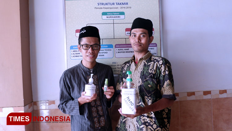 Masjid Aswaja Kota Malang Sediakan Hand Sanitizer Gratis Bagi Jemaah ...