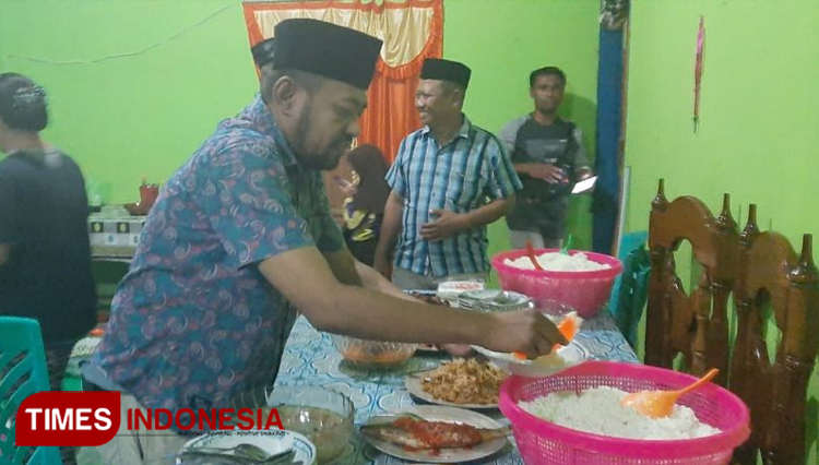 Andi Rustam, Camat Toili Sedang Ambil Makan di Rumah Kades Samalore