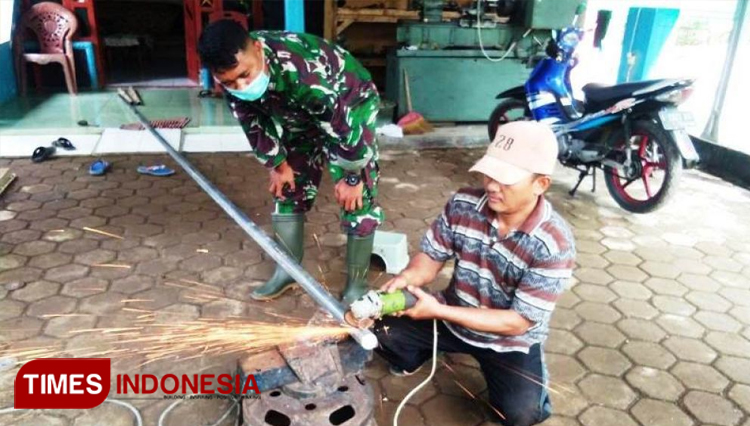 Eko Bambang Suharyono (51), tukang bubut besi asal Desa Pantirejo, Kecamatan Kesesi, Kabupaten Pekalongan, Jawa Tengah