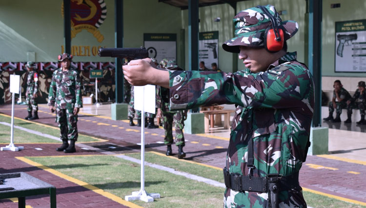 Prajurit Korem Bhaskara Jaya uji kemampuan latihan menembak, Selasa (17/3/2020). (Foto: Istimewa) 