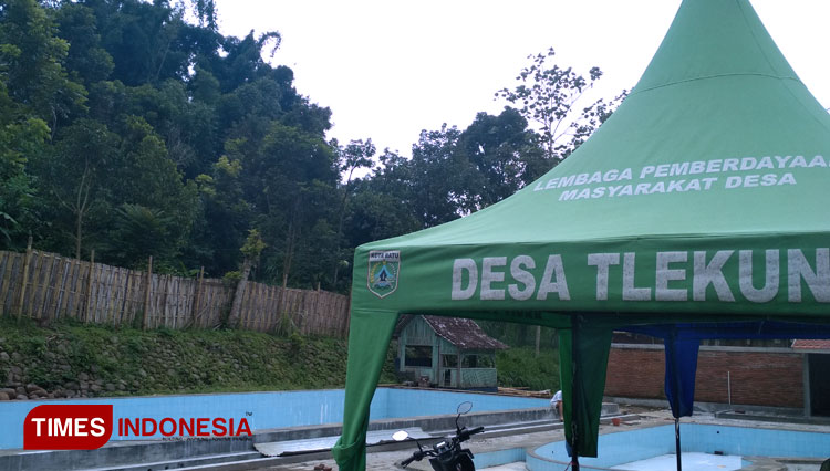 Suasana pembangunan kolam renang di Desa Tlekung, Selasa (17/3/2020). (Foto: Benaya/TIMES Indonesia)