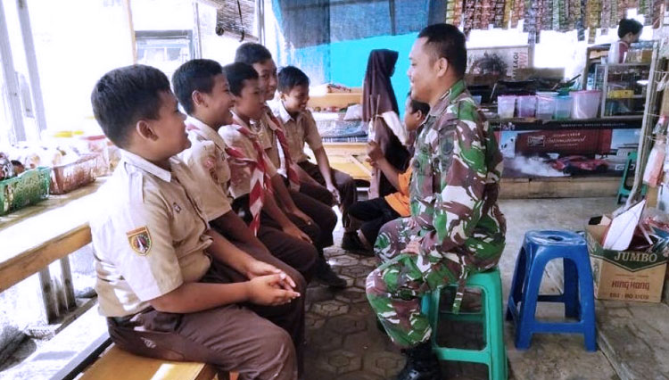 Anggota TNI Kodim 0710 Pekalongan mendongeng kepada anak-anak Desa Pantirejo, Kecamatan Kesesi, Kabupaten Pekalongan, Jawa Tengah.