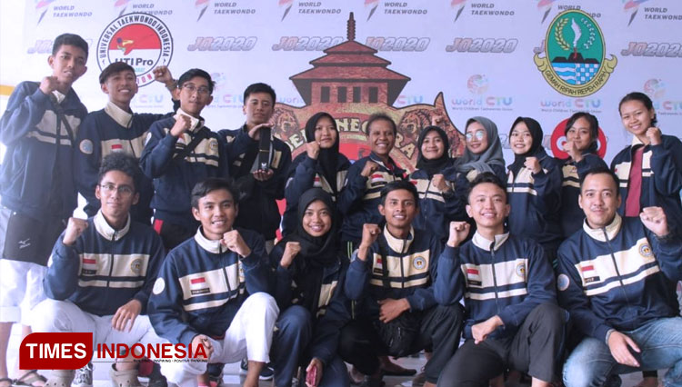 Tim UKM Taekwondo Universitas Airlangga berhasil menyabet 6 medali penghargaan dalam Kejuaraan Nasional Taekwondo Profesional Bela Negara 2020.. (FOTO: AJP/TIMES Indonesia)