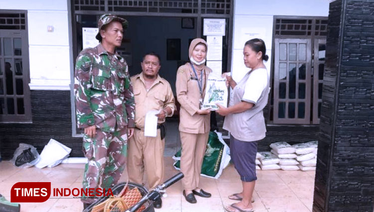 Penyaluran bantuan beras murah dari Poktan Desa Krandon, Kecamatan Kesesi, Kabupaten Pekalongan, Jawa Tengah, melalui Balai Penyuluh Pertanian Kesesi