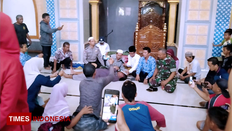 Warga saat menggelar sumpah Al-Quran, atas tuduhan isu santet. (FOTO: Dicko W/TIMES Indoensia)