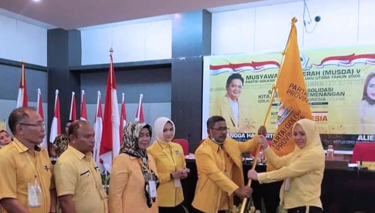 penyerahan Bendera Partai Golkar kepada Alien Mus. (FOTO: dok Partai Golkar)