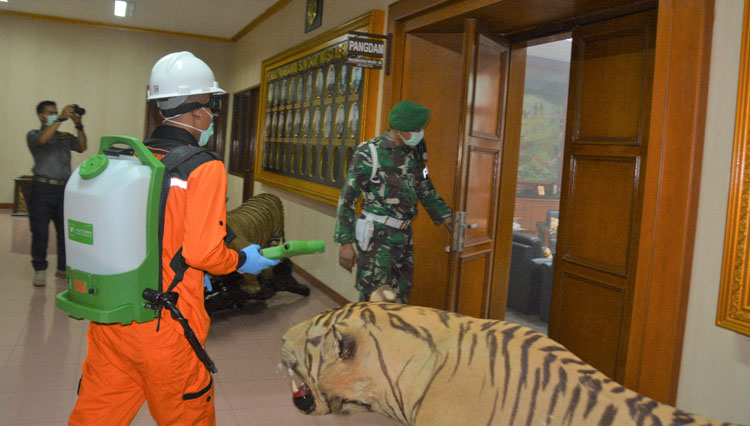 Kesdam III/Siliwangi melakukan penyemprotan disinfektan di area perkantoran Makodam III/Siliwangi Jalan Aceh No. 69 Kota Bandung, Rabu (18/3/20). (Foto: Pendal Slw for TIMES Indonesia)