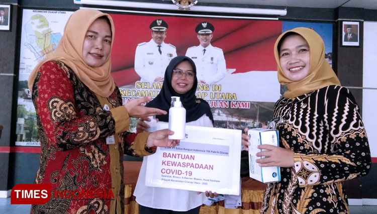 Camat Cilacap Utara, Sunarti SSP MM dan Kepala Puskesmas Cilacap Utara 1, Dr Retno Purwati menerima bantuan masker, handsanitizer, dari PT Solusi Bangun Indonesia (FOTO: estanto/TIMES Indonesia)