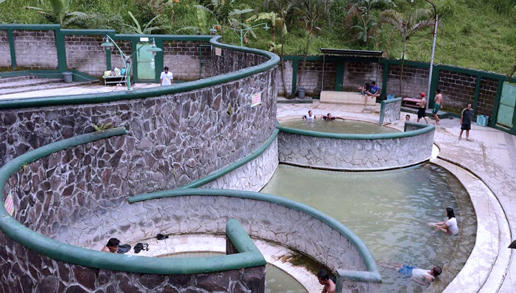 This is What Happened to Mojokerto Hot Spring During Social Distancing Rule