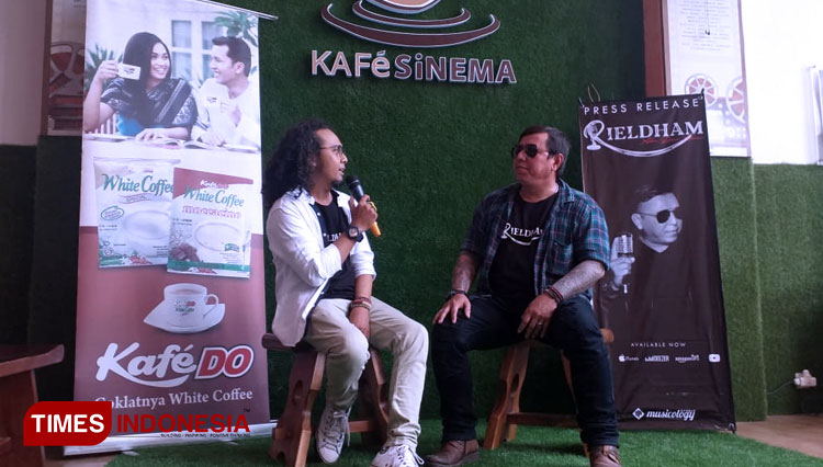 Hanz Satria (kiri) dan Rieldham saat press release single perdana 'Aku dan Kamu' di Kafe Sinema. (Foto: Inntan / TIMES Indonesia)