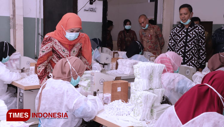 Tinjau Pabrik Masker Gubernur Khofifah Minta Tambahan Kuota Khusus Jatim Times Indonesia