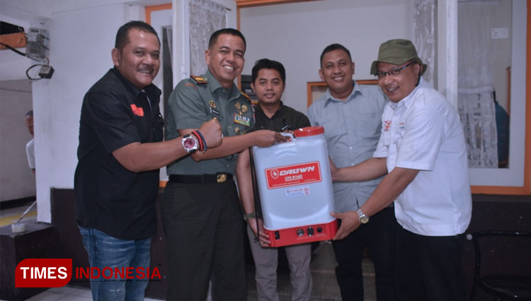 PT Sari Bahari secara simbolis memberikan alat penyemprot disinfektan kepada Danrem 083/BDJ Kolonel Inf Zainuddin dan Ketua GM FKPPI Jatim Ir. Agoes Soerjanto, Kamis, (19/3/2020). (Foto: Tria Adha/TIMES Indonesia)