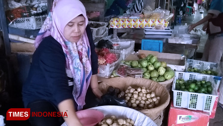 Pedagang mengeluh pasar sepi pembeli. (Foto: Muchlas Hamidi/TIMES Indonesia)