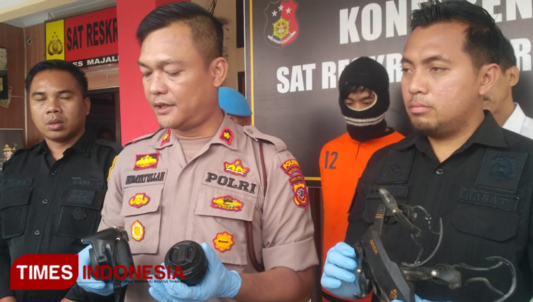 Wakapolres Majalengka, Kompol Hidayatullah, didampingi Kasat Reskrim, AKP M Wafdan Muttaqin, menunjukkan barang bukti kamera milik korban yang menjadi pemicu peristiwa pembakaran rumah. (Foto: Jaja Sumarja/TIMES Indonesia).