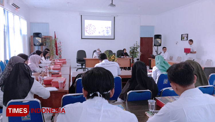Kepala Bidang Kesehatan Masyarakat Dinas Kesehatan Pemkab Sleman dr Wisnu Murti Yani MSc ketika memimpin rapat koordinasi dengan Petugas Promosi Kesehatan se-Kabupaten Sleman. (FOTO: A Riyadi/TIMES Indonesia)