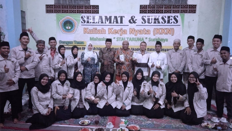 Ketua III STAI Taruna Surabaya Lia Istifhama foto bersama mahasiswa usai membuka KKN di Gunung Anyar, Tambak, Surabaya, Kamis (19/3/2020). (FOTO: Istimewa)