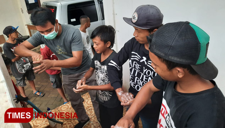 Petugas Dinsos Kabupaten Jember memberikan edukasi cara mencuci tangan yang benar untuk perangi penyebaran virus corona. (Foto: Humas Pemkab Jember for TIMES Indonesia)
