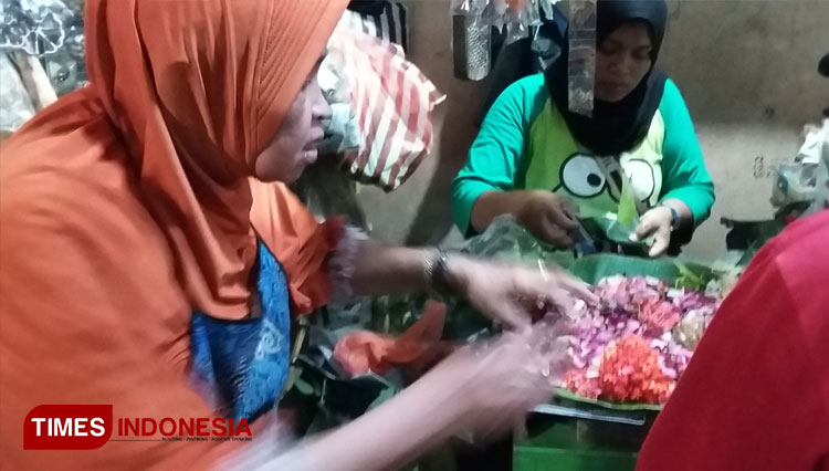 Mbah Muhidin setiap hari ke Pasar Kota tempat melapak (FOTO: Muchlas Hamidi/TIMES Indonesia)