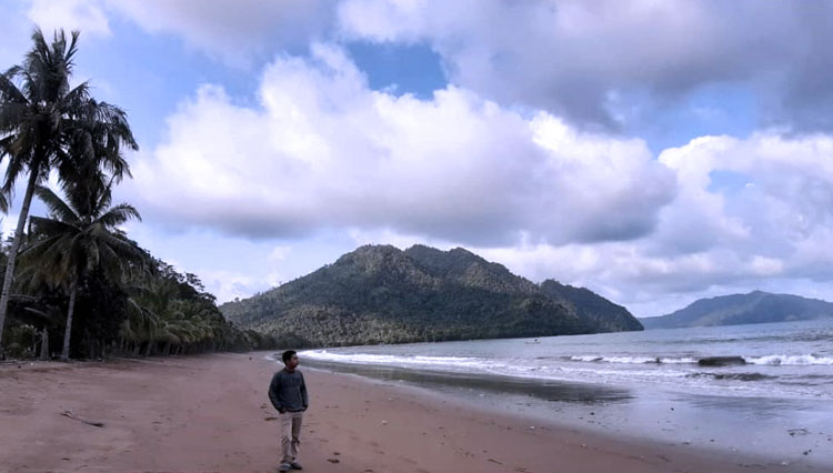 Panorama Pantai Damas (FOTO: rendi_orisa04 / Instagram)