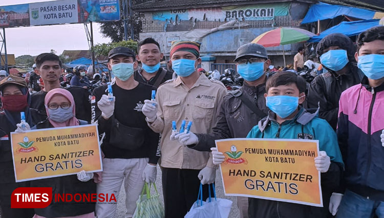 Para-relawan-saat-membagikan-hand-sanitizer-b.jpg