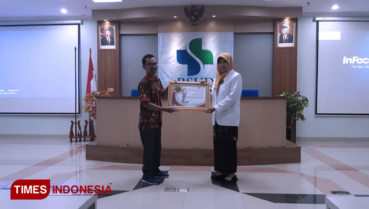 General Manager TIMES Indonesia Regional Yogyakarta, Ahmad Riyadi S.IP menyerahkan Sertifikat Anugerah TIMES Indonesia (ATI) kepada Dokter Senior RSUD Sleman dr Widya Prafitri Rasmiyati SpM, MSc sebagai Tokoh Perempuan Inspiratif 2019 Sleman.