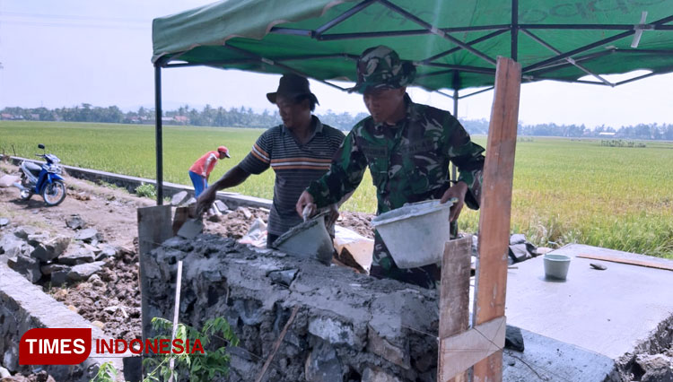 Danramil Kroya, Kapten Inf Tugirun ketika terjun langsung membangun Leneng. (FOTO: Pendim Cilacap/TIMES Indonesia)