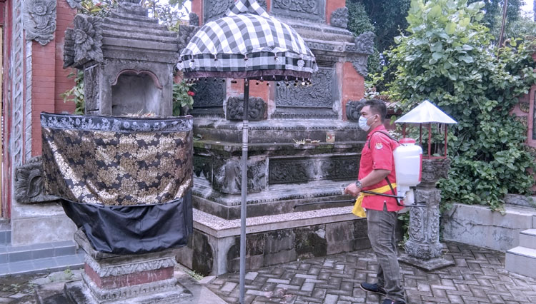 Lawan Corona, PDIP Surabaya Semprot Disinfektan Masjid, Pura, dan Gereja