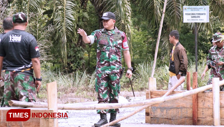 Dansatgas TMMD 1308/LB Berikan Petunjuk Kepada Anggota Satgas. (FOTO: AJP/TIMES Indonesia)