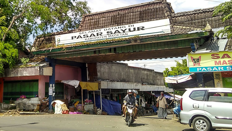 Pintu masuk pasar sayur Magetan. (Foto: M Kilat Adinugroho/TIMES Indonesia)