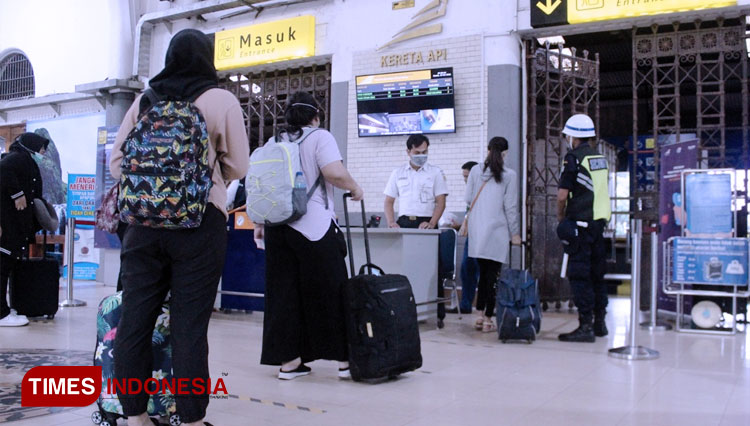 Para penumpang ketika berada di Stasiun Cirebon. (Foto: Dokumen TIMES Indonesia)
