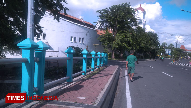 Suasana jalan stasiun kota sekitar Stasiun Semut Pasar Minggu Tuguh Pahlawan yang hari ini tak ada pedagang baju import seperti biasanya Minggu (22/3/2020). (FOTO: Khusnul Hasana/TIMES Indonesia)