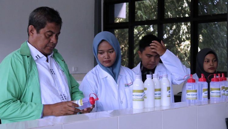 Rektor IAIN Jember, Prof. Dr. Babun Suharto saat memantau pembuatan hand sanitizer oleh mahasiswa Tadris Ilmu Pengetahuan Alam Fakultas Tarbiyah dan Ilmu Keguruan. (FOTO: Humas for TIMES Indonesia)