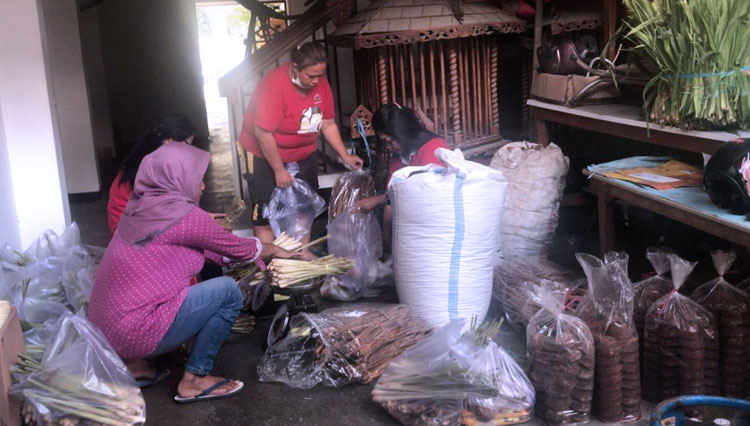 Para kader PDIP Surabaya gotong royong menyediakan wedang pokak bagi warga Surabaya, Minggu (22/3/2029). (Foto: Istimewa)