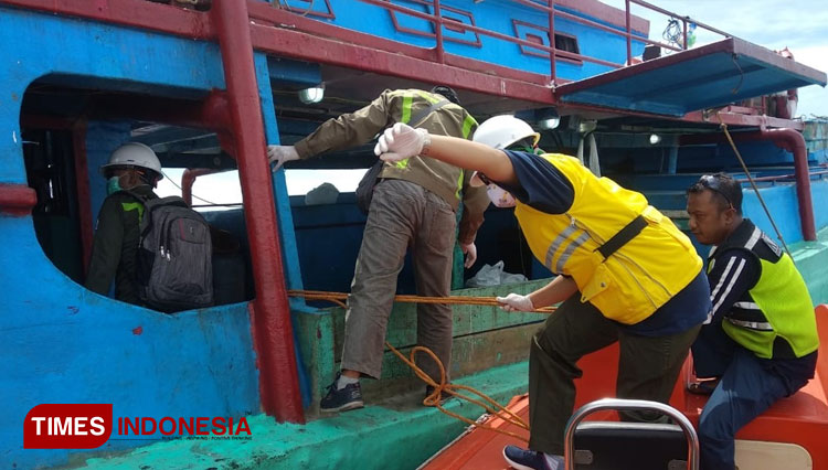 Pemeriksaan kesehatan ABK secara rutin oleh petugas KSOP dan Klinik KKP Probolinggo. (FOTO: KSOP for TIMES Indonesia)