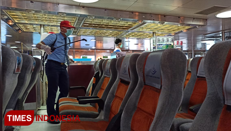 Penyemprotan kapal oleh operator kapal Dharma Kencana IX, PT. DLU. (FOTO: Agung Sedana/ TIMES Indonesia)