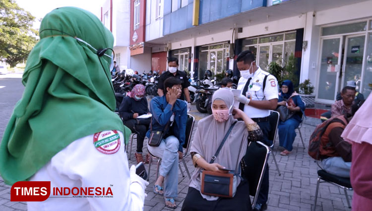 Petugas-BPJS-Kesehatan-Gresik-c.jpg