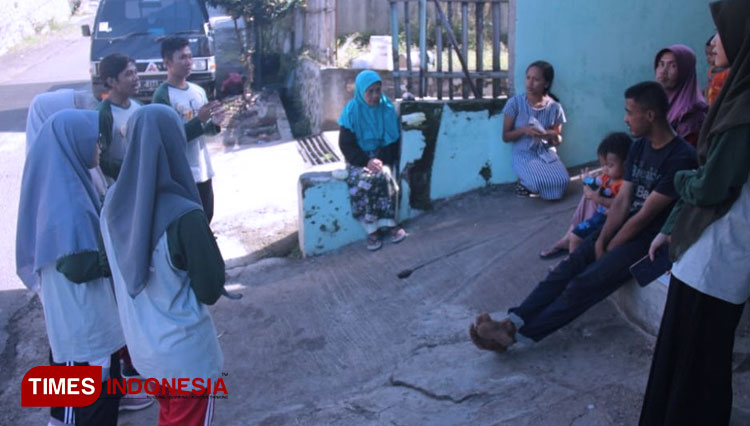 Calon anggota UKM Seni Islami saat mensyiarkan sholawat kepada masyarakat (FOTO: ajp.TIMES Indonesia)