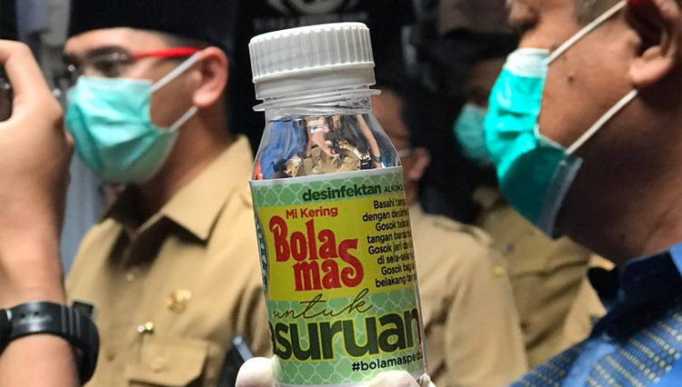 Mie Kering Bola Mas bersama Pemkot Pasuruan peduli pencegahan Covid-19 dengan membagikan hand sanitizer di pasar tradisional, Selasa (24/3/2020).(Foto : Istimewa)