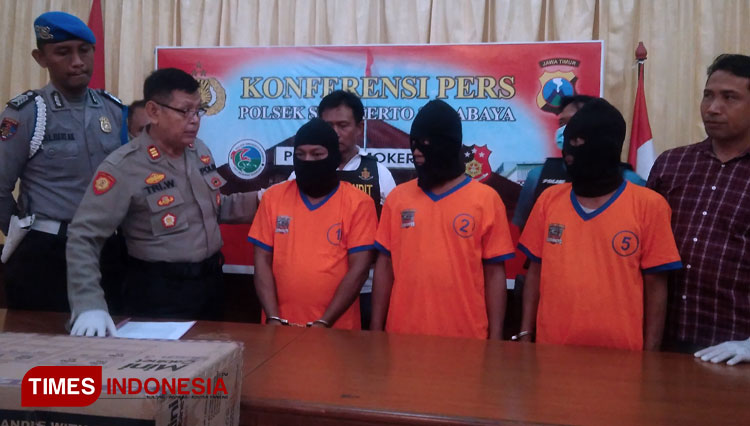 Polsek Simokerto saat ungkap kasus karyawan pencuri barang mebel milik toko Selasa (24/3/2020). (Foto: Khusnul Hasana/TIMES Indonesia)