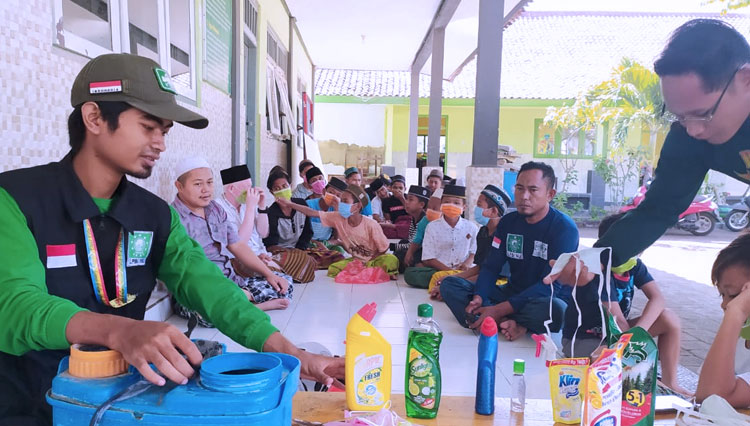 Pondok Pesantren  Nurul Jadid Bali melakukan penyemprotan disinfektan sebagai antisipasi virus Corona atau Covid-19. (Foto: PP Nurul Jadid Bali)