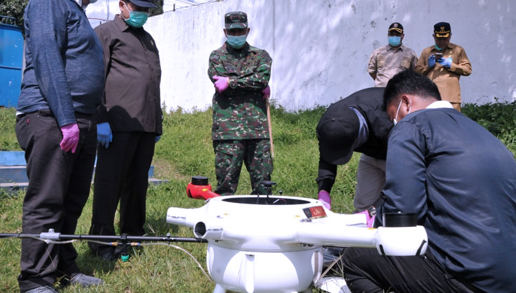 Drone penyemprotan disinfektan siap dioperasikan Korem Baladhika Jaya dan UM di Kota Malang, Selasa (24/3/2020). (Foto: Istimewa) 