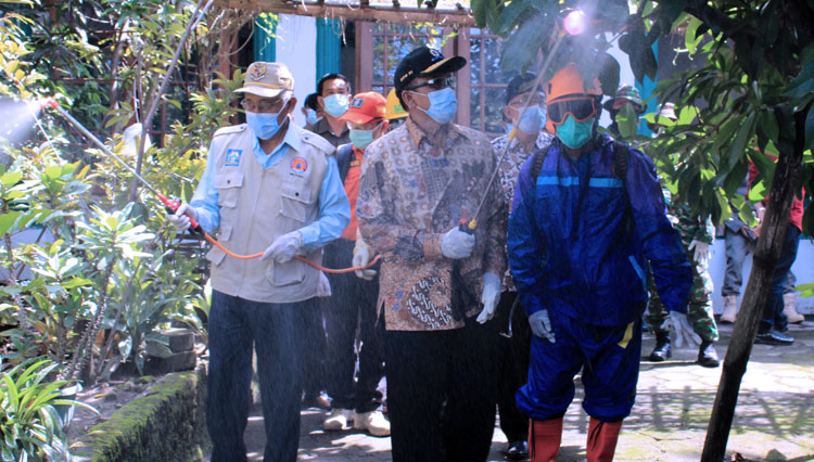 Anggota DPR RI Sukamto bersama Bupati Sleman Sri Purnomo melalukan kegiatan penyemprotan disinfektan di wilayah Dusun Purwosari, Sinduadi, Mlati, Sleman, Yogyakarta, Selasa (24/3/2020). (FOTO: Istimewa)