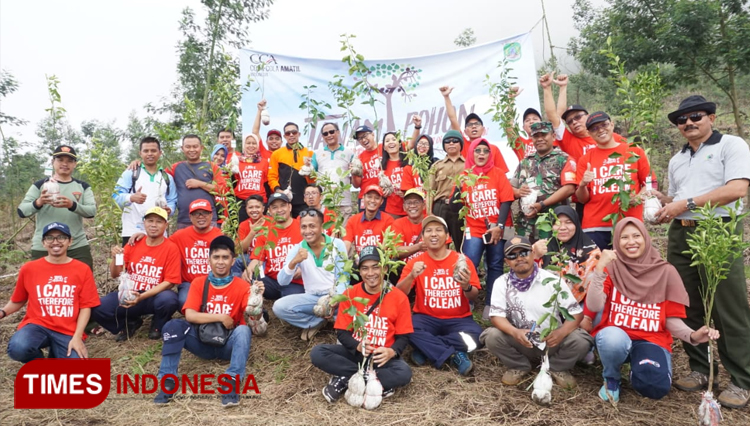 Karyawan Coca-Cola Amatil Indonesia, Pasuruan Plant berfoto bersama DLH Kab. Pasuruan beserta Perhutani dan Babinsa sesaat sebelum penanaman